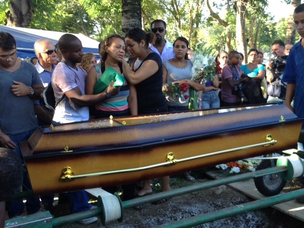 Corpo de PM morto na UPP da Vila Cruzeiro  enterrado no Rio
