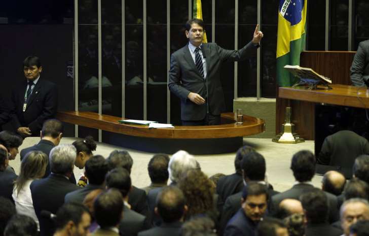 Aps bate-boca na Cmara, Cid Gomes deixa ministrio da Educ