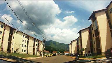 Casas invadidas por milicianos no RJ so postas  venda na web