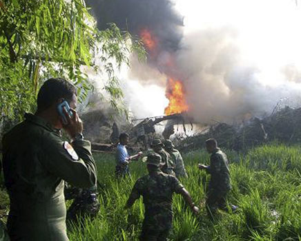 Avio cai na Indonsia e mata pelo menos 98 pessoas
