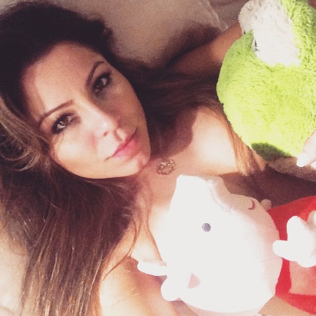 Sem suti, Andressa Ferreira faz selfie na cama