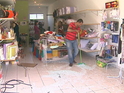 Ladres jogam carro contra vitrine para invadir loja em Ribeiro Preto  