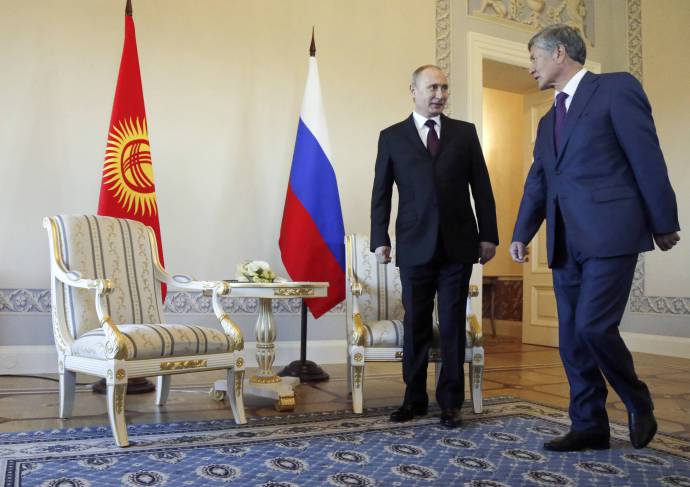 Putin reaparece e faz piada com rumores sobre seu sumio