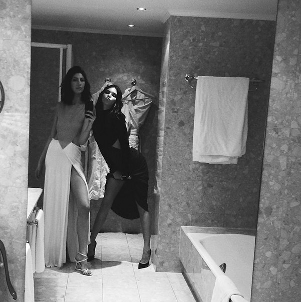 Irm de Kim Kardashian faz pose e mostra demais em festo em Cannes