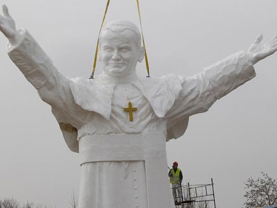 Polnia constri esttua gigante do papa Joo Paulo II  