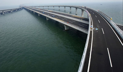 China inaugura a maior ponte sobre mar do mundo