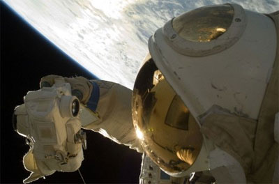 Astronautas da estao espacial escapam de nuvem de fragmentos
