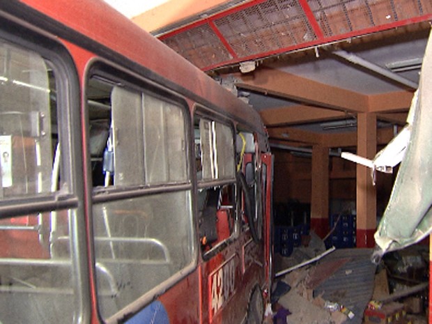 nibus invade pizzaria em Santa Luzia e deixa 16 pessoas feridas 