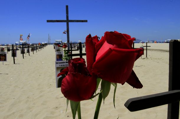 Praia de Copacabana amanhece com cruzes pretas por mortes