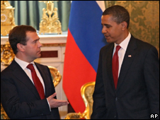 Obama e Medvedev assinam acordo sobre desarmamento nuclear