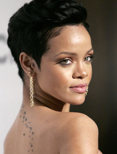 Site diz que empresria foi responsvel por briga entre Rihanna e Brown