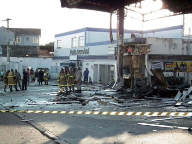 Van explode ao abastecer em posto no Rio, 2 ficam feridos.