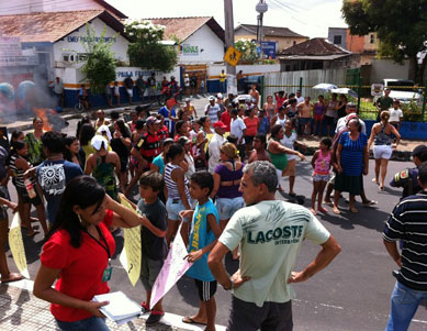Rio Negro atinge casas na Zona Sul e moradores protestam, em Manaus