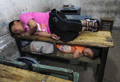 Alunos so flagrados tirando soneca em sala de aula na China