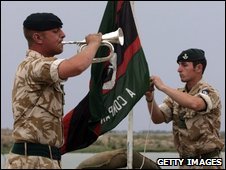 R.Unido e Iraque comemoram fim de combates de tropas britni