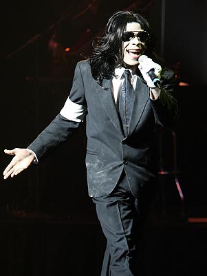 Danarinos fazem homenagem a Michael Jackson no Apollo Theater