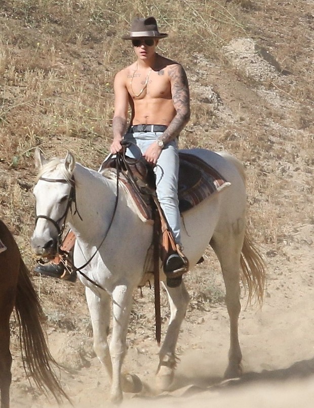 Caubi? Justin Bieber mostra barriga sarada em passeio a cavalo