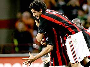 Kak faz gol de placa, e Milan vence a primeira !