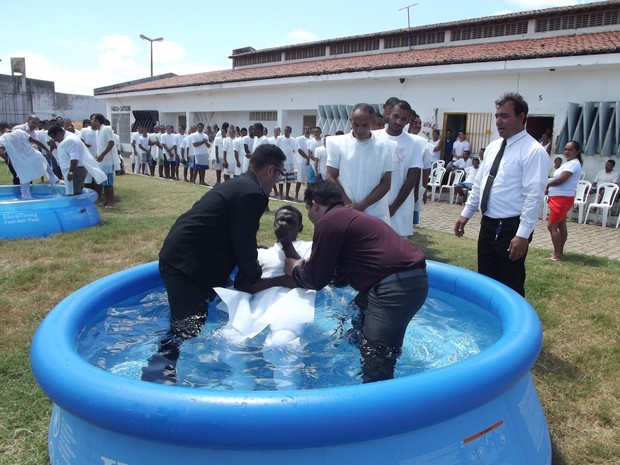 Pastores evanglicos batizam presos na maior penitenciria do RN