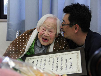 Mulher mais velha do mundo completa 115 anos no Japo  