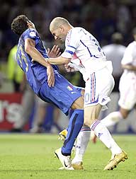 Zidane livra Adriano: pena de dois jogos.