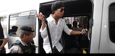 Ronaldinho enfrenta tumulto duplo na apresentao  seleo