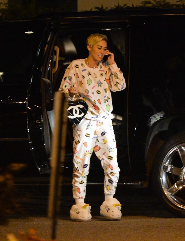 Aps polmica, Miley Cyrus  vista de pijama e pantufas em aeroporto