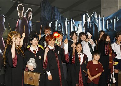 Fs se fantasiam para pr-estreia de Harry Potter no Japo