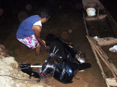 Durante perseguio, suspeitos se jogam com moto em rio de Cuiab
