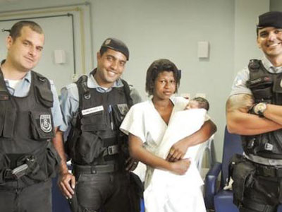 No Rio, duas crianas nascem com a ajuda de policiais de UPPs  