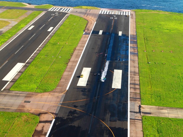 Vazamento de leo fecha pista do aeroporto Santos Dumont, no Rio