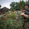 Houve tambm relatos de um ataque areo que matou quatro civis na pequena cidade de Snizhne, episdio no qual Kiev negou responsabilidade e pareceu ap