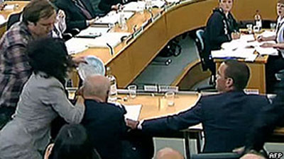 Murdoch  atacado por manifestante ao depor no Parlamento