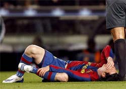 Messi deixa o jogo contra o Celtic chorando