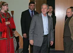 Bush e Putin se encontram amigavelmente para despedida 