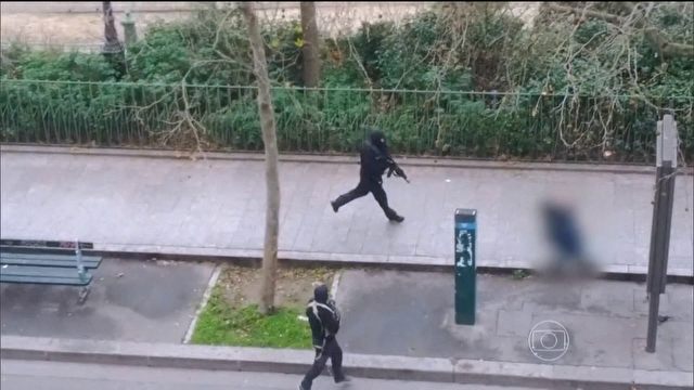 Homens armados invadem prdio de revista em Paris e matam 12