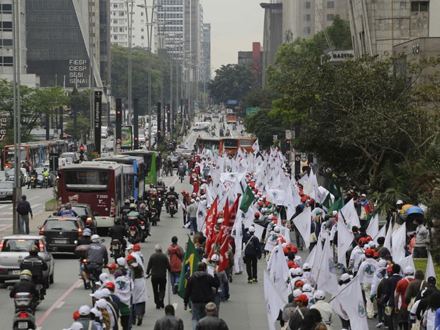 Protesto bloqueia faixas da Avenida Paulista e CET recomenda evitar via