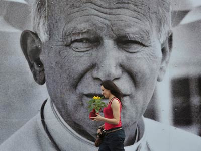 Caixo de Joo Paulo II  retirado do tmulo para beatificao