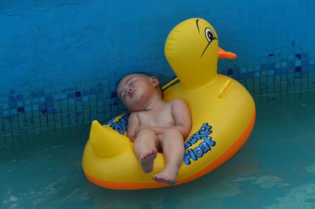 Beb cai no sono em pato inflvel em piscina na China