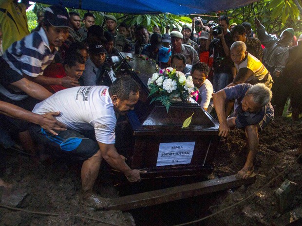 Indonsia identifica primeiro corpo de vtima do voo QZ8501