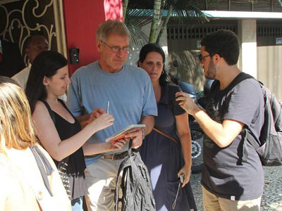 Harrison Ford atende fs em sada de restaurante no Rio  