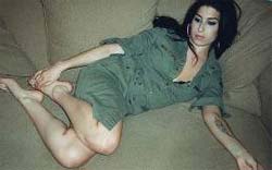 Sem visto, Amy Winehouse pode se apresentar via satlite 
