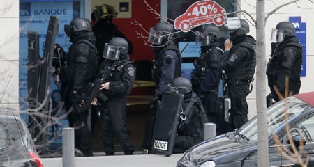 Homem barricado perto de Paris rendeu-se  polcia