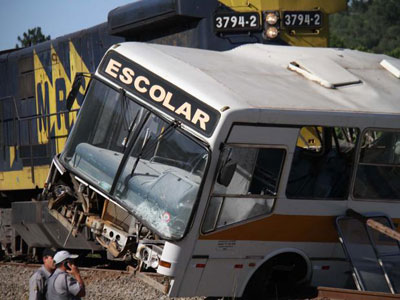 SP: trem atinge veculo escolar e deixa dois feridos em Suzano 