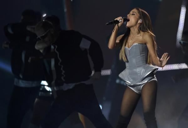Ariana Grande cai no palco durante show no Canad