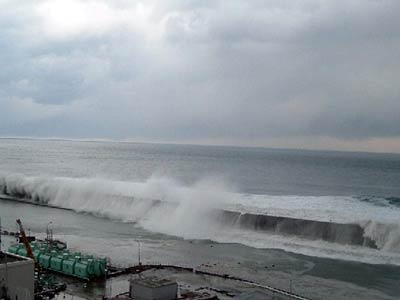 Empresa da usina de Fukushima divulga mais fotos do tsunami