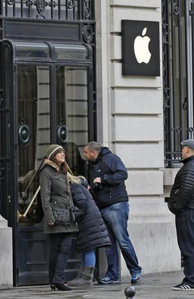 Assaltantes levam R$ 2,7 mi em produtos de loja da Apple em Paris