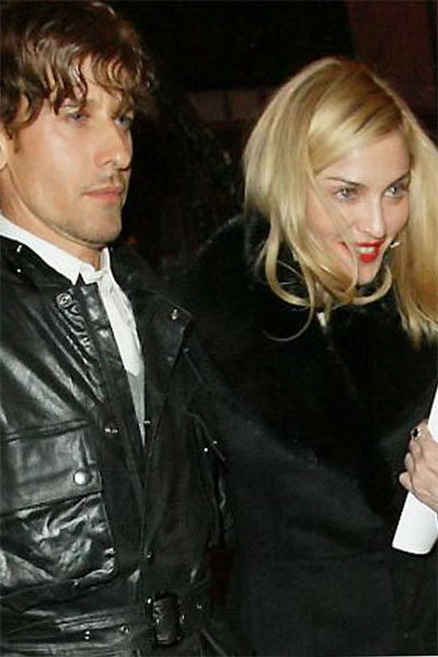 Madonna aparece de novo look e acompanhada de mais um jovem