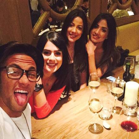 Neymar comemora vitria sobre o Chile em jantar com modelos