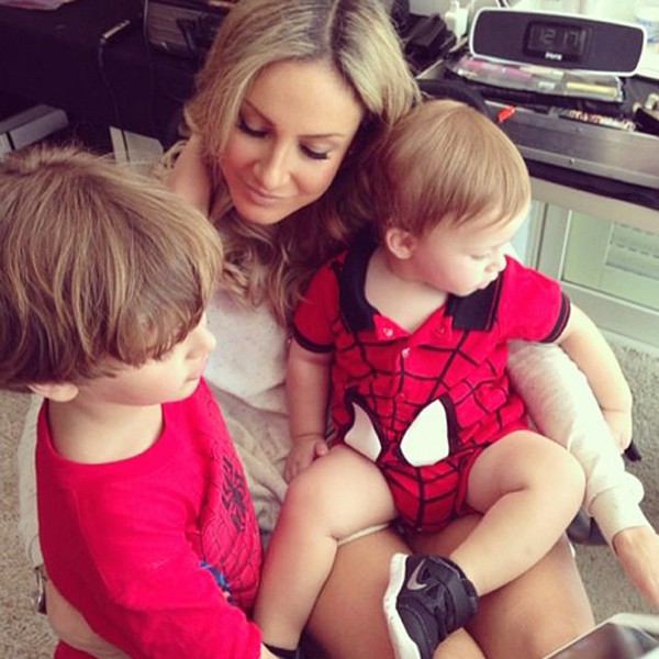 Claudia Leitte posta foto ao lado dos filhos vestidos de Homem-Aranha